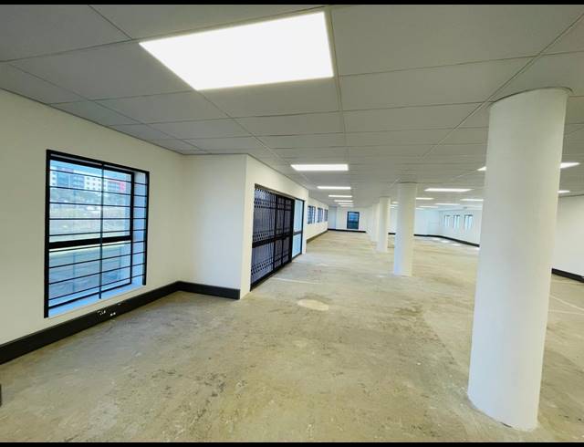 3,949M² OFFICE TO LET IN VORNA VALLEY
